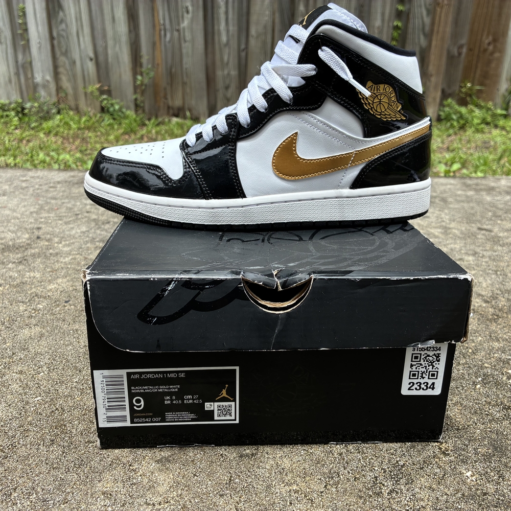 Jordan Black and White Athletic Shoes Classic Design - Picture 8 of 10